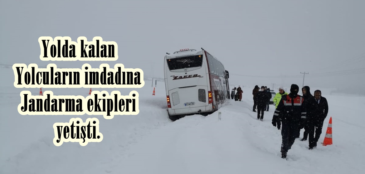 Yolda kalan Yolcuların imdadına Jandarma ekipleri yetişti.