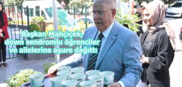 Başkan Mahçiçek, down sendromlu öğrenciler ve ailelerine aşure dağıttı.