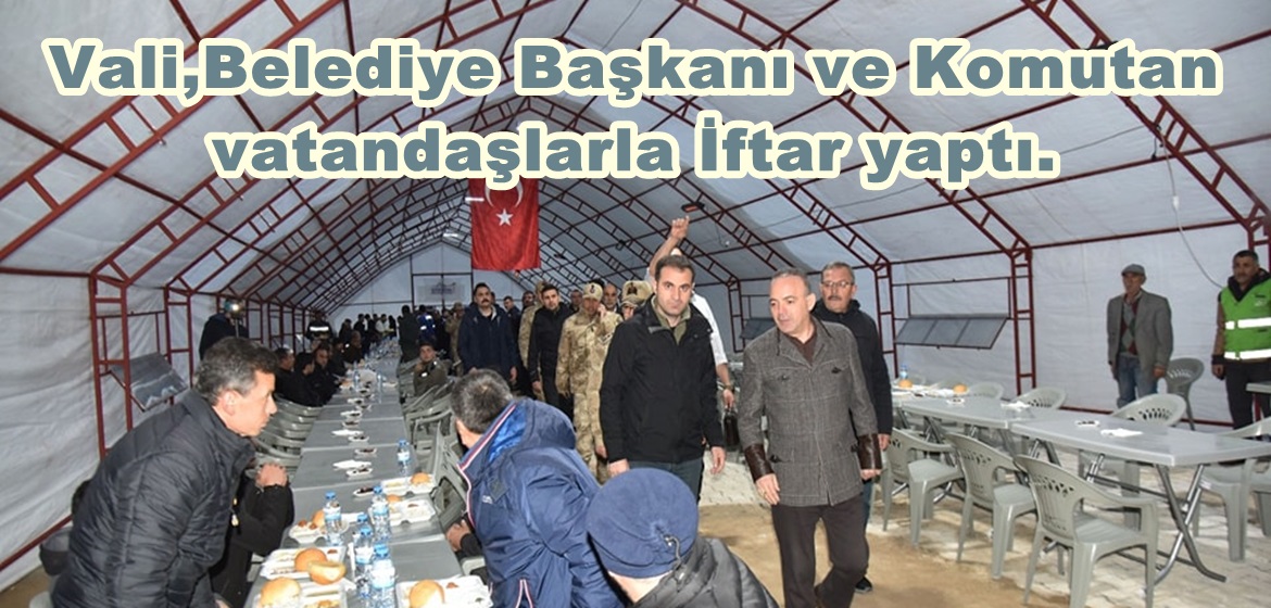 Vali,Belediye Başkanı ve Komutan vatandaşlarla İftar yaptı.