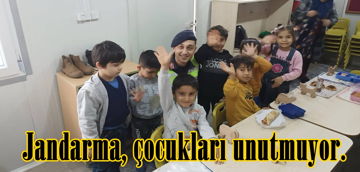 Jandarma, çocukları unutmuyor.