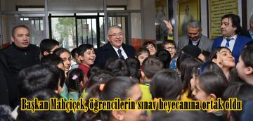 Başkan Mahçiçek, öğrencilerin sınav heyecanına ortak oldu.