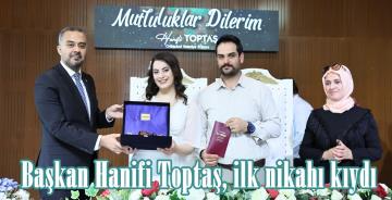 Başkan Hanifi Toptaş, ilk nikahı kıydı.