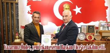 Yazarımız Önder, yeni çıkan eserini Başkan Cüce’ye takdim etti.