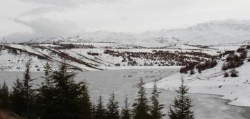 Kahramanmaraş’ta baraj ve göletler buz tuttu.