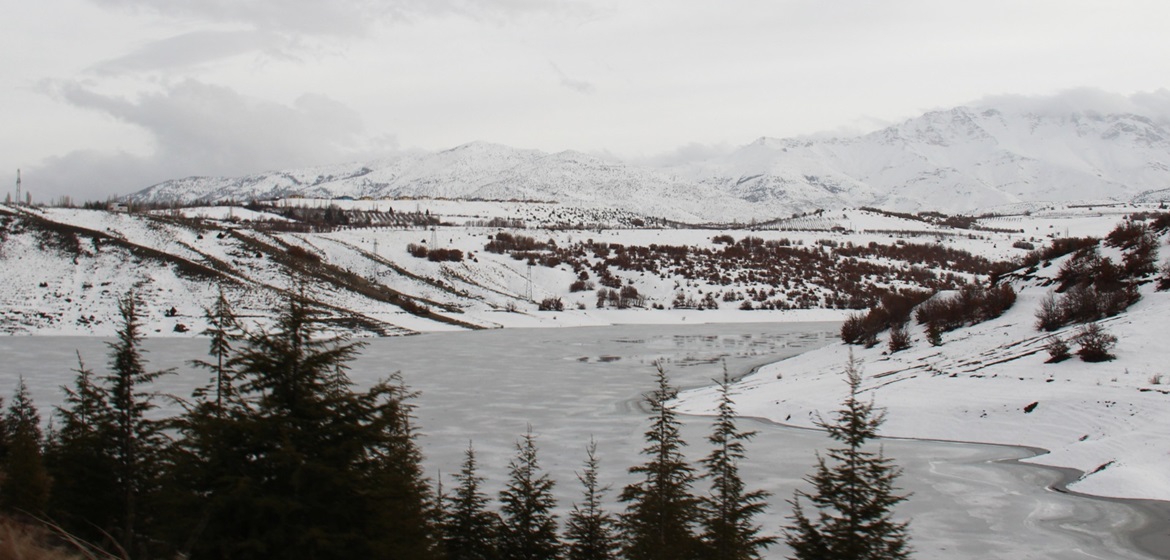 Kahramanmaraş’ta baraj ve göletler buz tuttu.