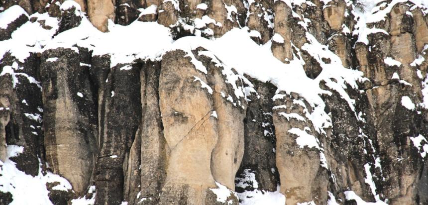 GÖKSUN’DA KAYA ÜZERİNDE ACI ÇEKEN İNSAN FİGÜRÜ GÖRÜNTÜLENDİ!