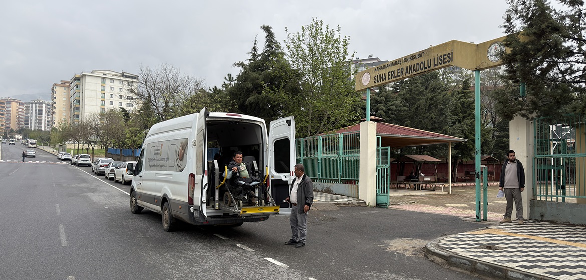 Büyükşehir, Sınav Günü de Özel Gereksinimli Vatandaşları Yalnız Bırakmadı.