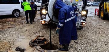 Büyükşehir’den Yağış Sonrası Arterlere Anında Müdahale.