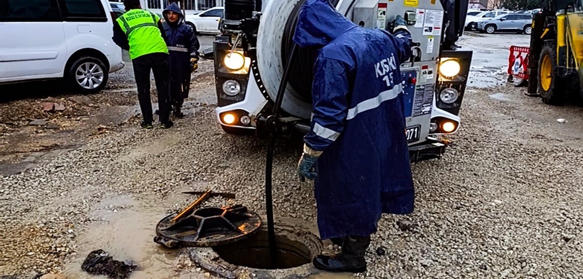 Büyükşehir’den Yağış Sonrası Arterlere Anında Müdahale.