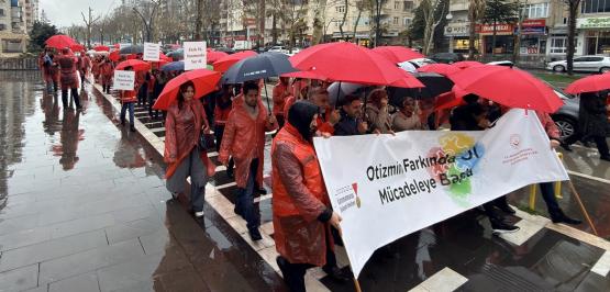 Kahramanmaraş Otizm İçin Yürüdü; Mesajlar Gökyüzüne Bırakıldı.