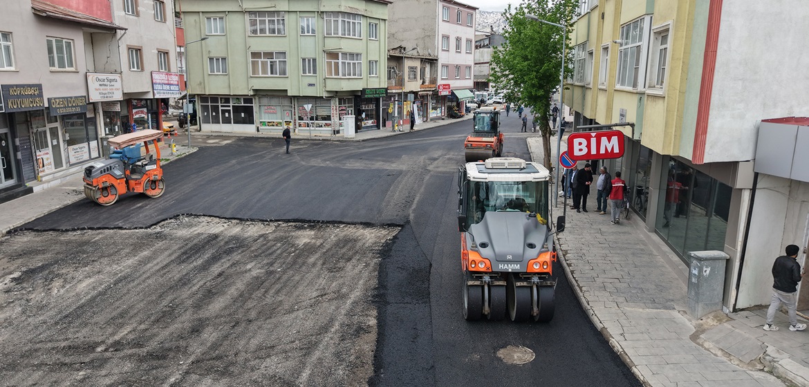 Büyükşehir, Göksun’da Atatürk ve Yunus Emre Caddelerinde Asfalt Serimine Başladı.