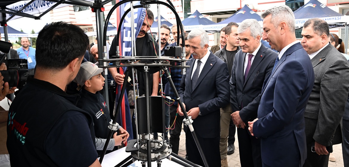 KSÜ Rektörü Okumuş, Robotik Festivalinde Dereceye Giren Öğrencilere Plaket Takdim Etti.