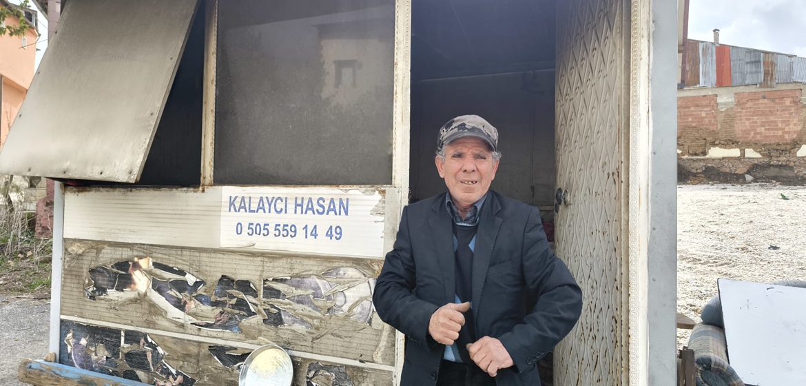 Göksun’un Son Kalaycısı Hasan Amca, mesleğin son temsilciliğini yapıyor.