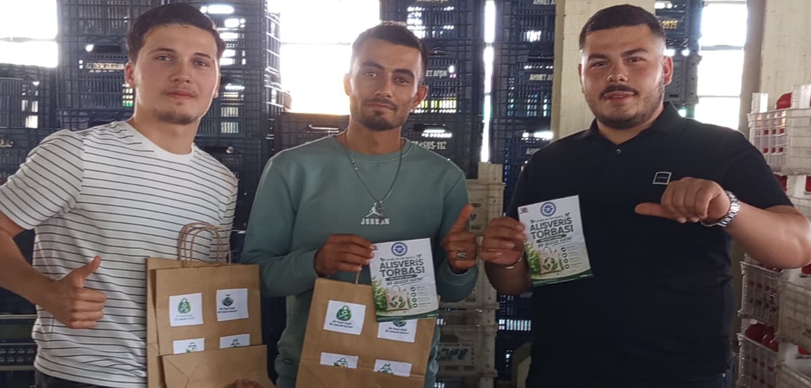Göksun MYO Öğrencileri Poşet yerine Kese kağıdı torba kullanmaya dikkat çekti.