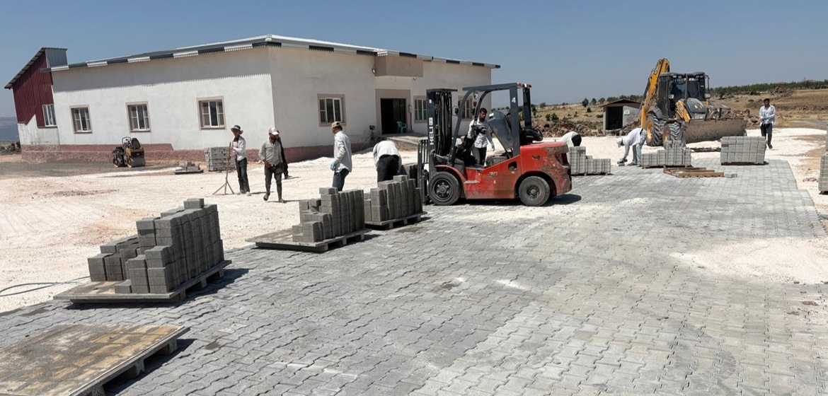 Büyükşehir’den Pazarcık Kızkapanlı’nın Sosyal Tesisinde Çevre Düzenlemesi.