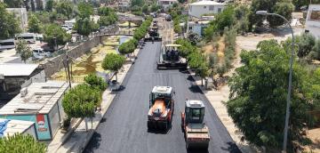 Büyükşehir, Türkoğlu Derebaşı Sokak’ta Sıcak Asfalt Serimine Başladı.