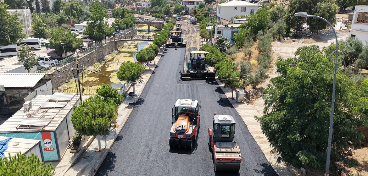 Büyükşehir, Türkoğlu Derebaşı Sokak’ta Sıcak Asfalt Serimine Başladı.