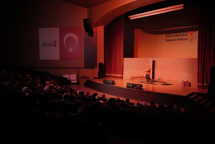 Büyükşehir’den Tiyatroseverlere Kahkaha Dolu Akşam.